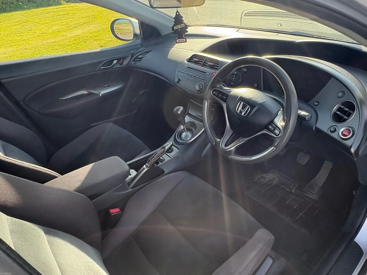 Honda Civic 2011 - Image 2