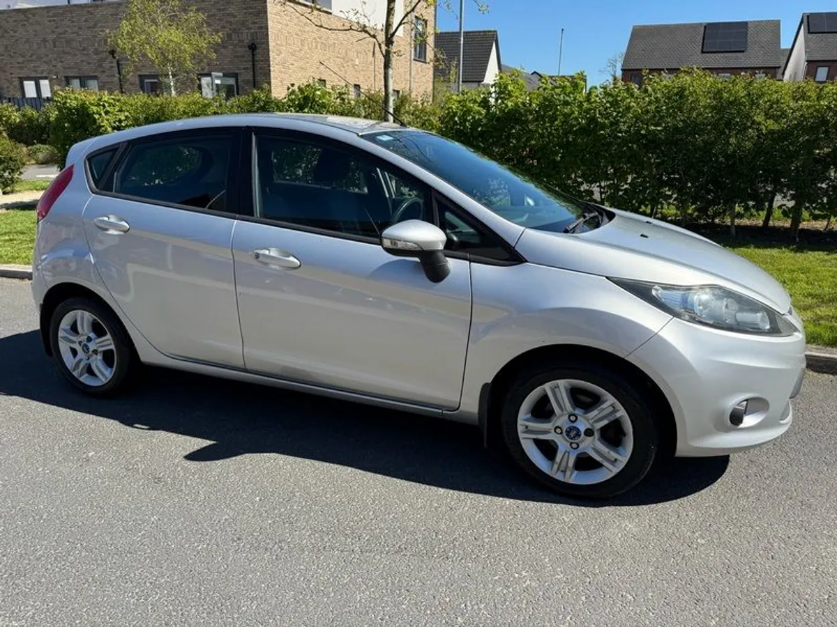 2010 Ford Fiesta - Image 2