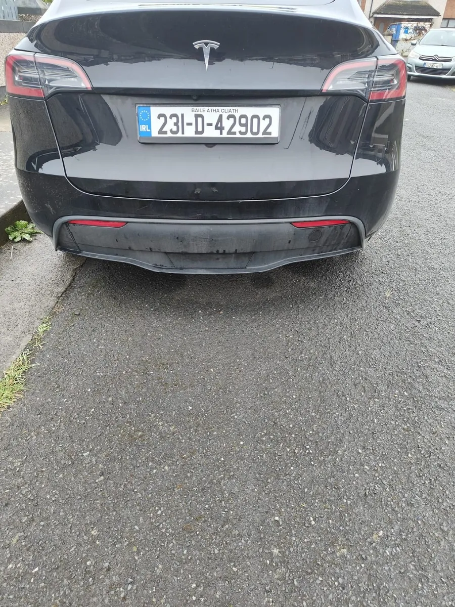 Tesla Model Y 2023 - Image 2