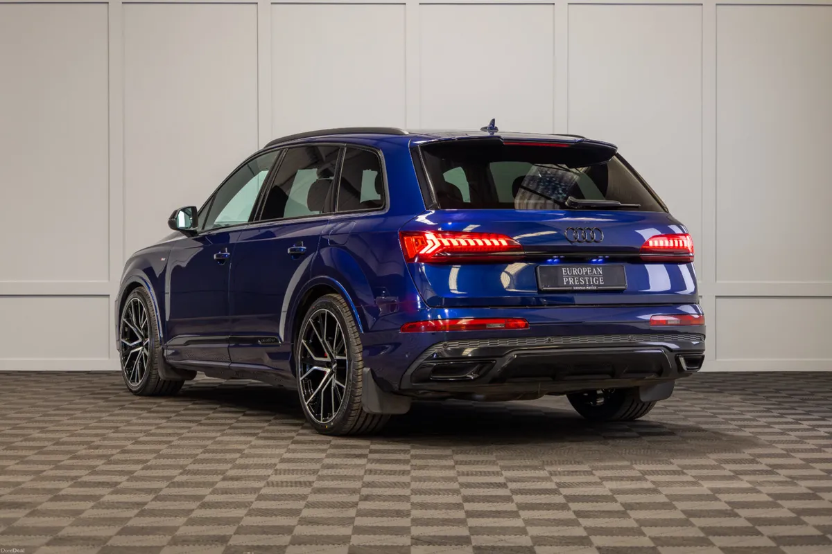 2023 Audi Q7 S-Line 60 TFSIe Competition - Image 4