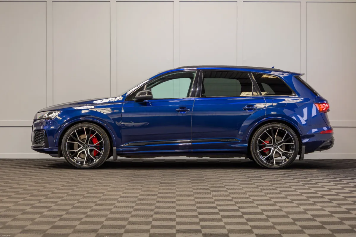 2023 Audi Q7 S-Line 60 TFSIe Competition - Image 3