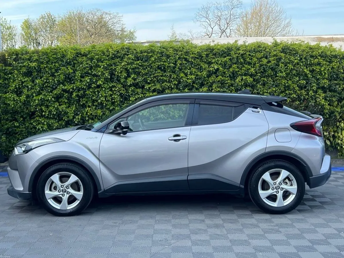 Toyota C-HR 1.8 HYBRID // ADAPTIVE CRUISE CONTROL - Image 3