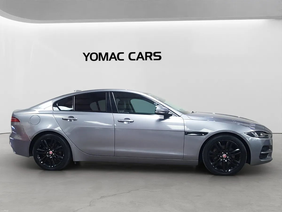 JAGUAR XE CHEQUERED FLAG EDITION 2020 - Image 3