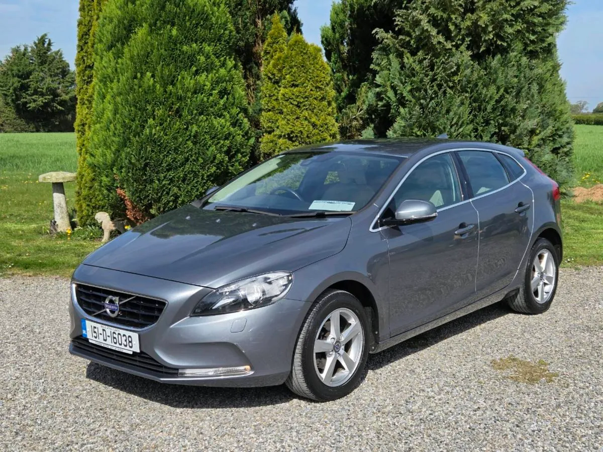 Very Low Mileage Volvo V40 D2 SE. - Image 2