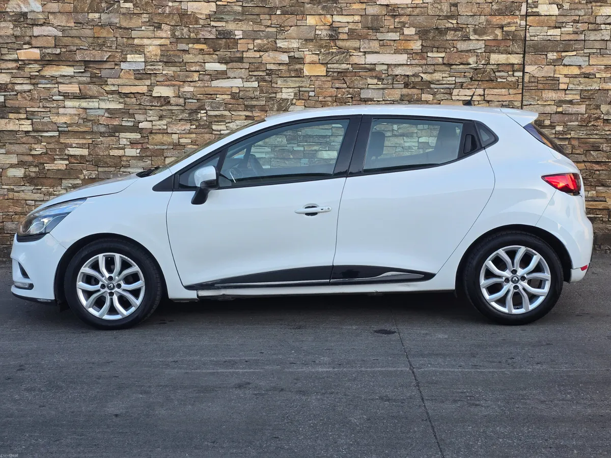 171 Renault Clio  1.1 Petrol Manual - Image 4