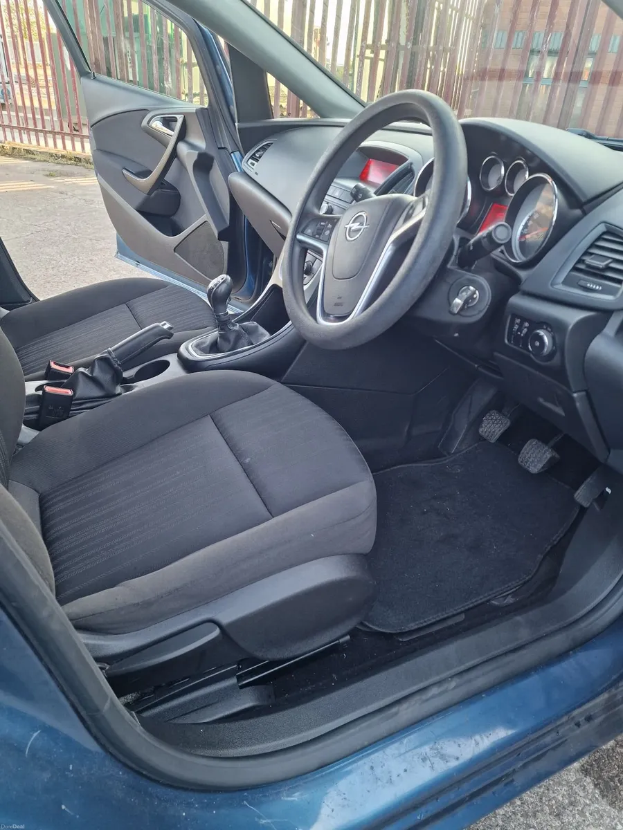 Opel Astra 2013 - Image 3