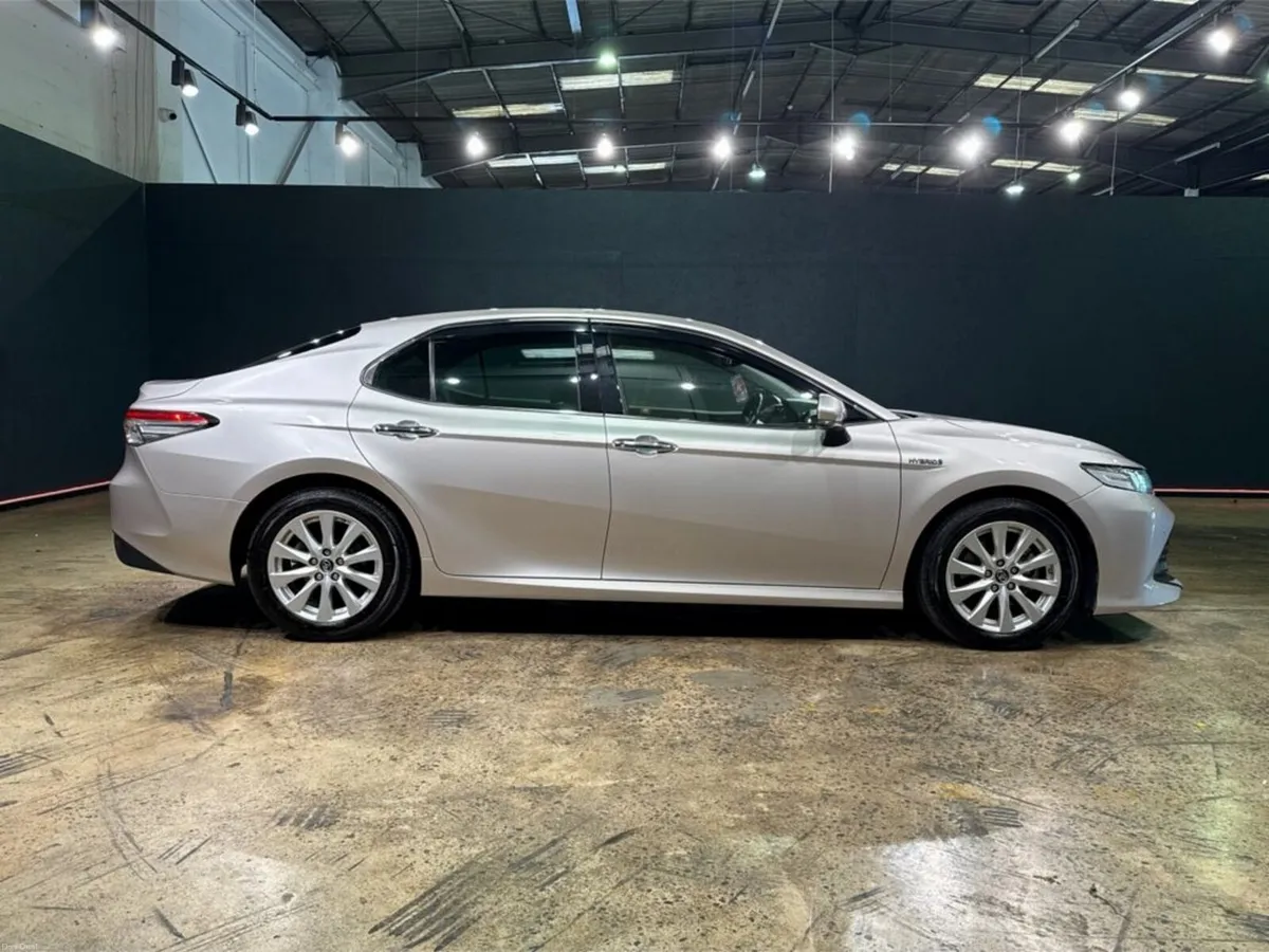 Toyota Camry 2.5 HYBRID - AUTOMATIC - ALLOY WHEELS - Image 3