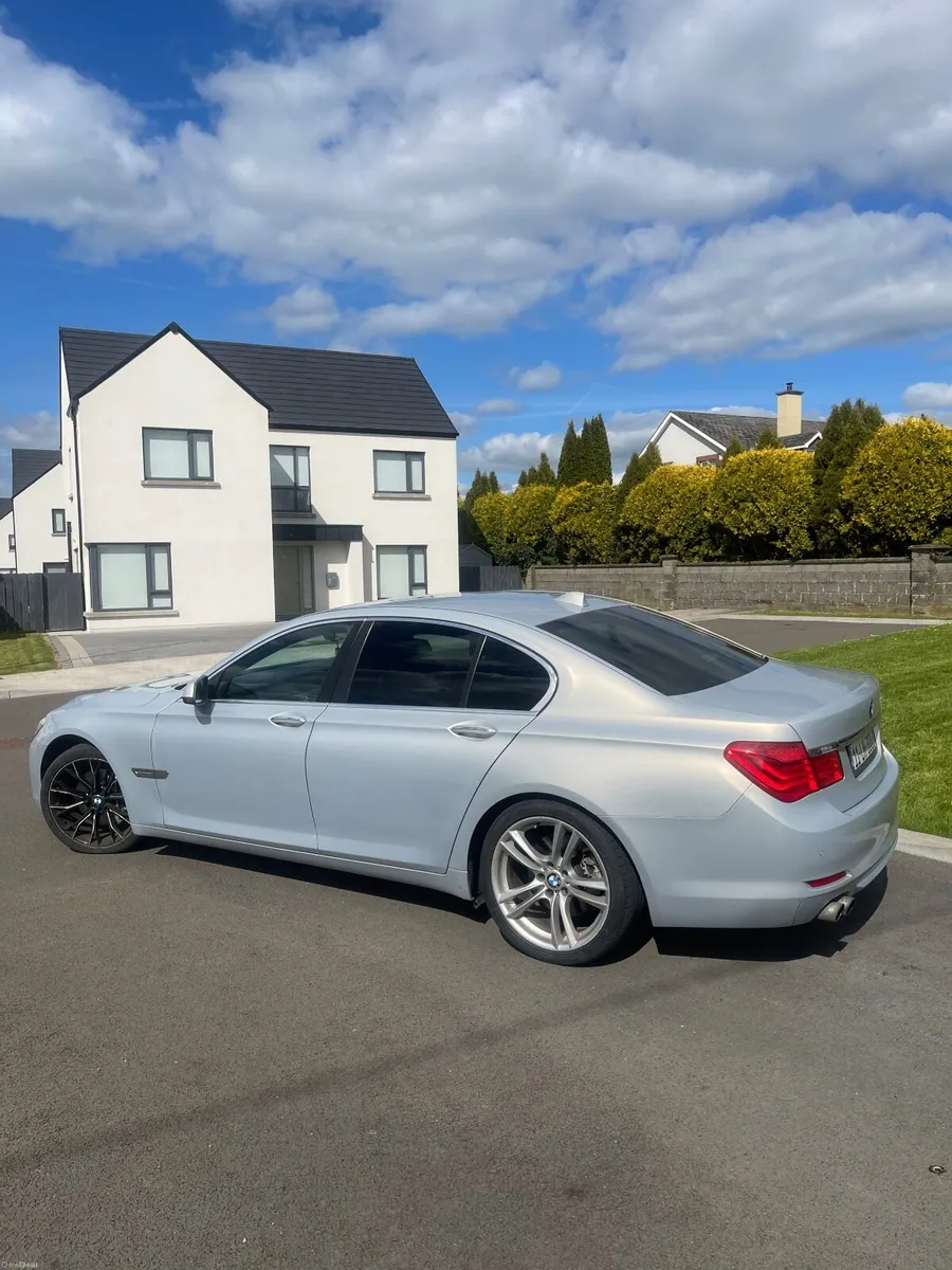 BMW 7-Series 2011 - Image 3