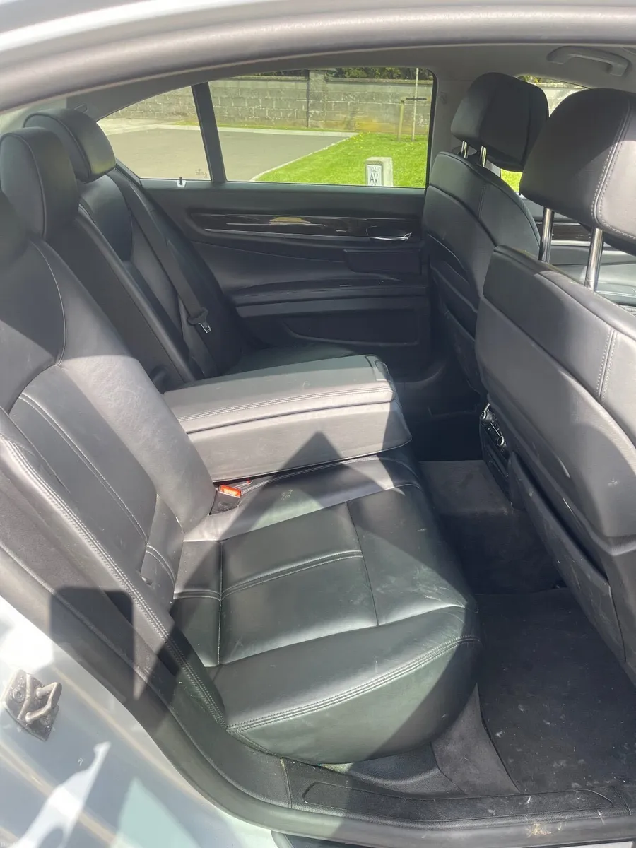 BMW 7-Series 2011 - Image 2