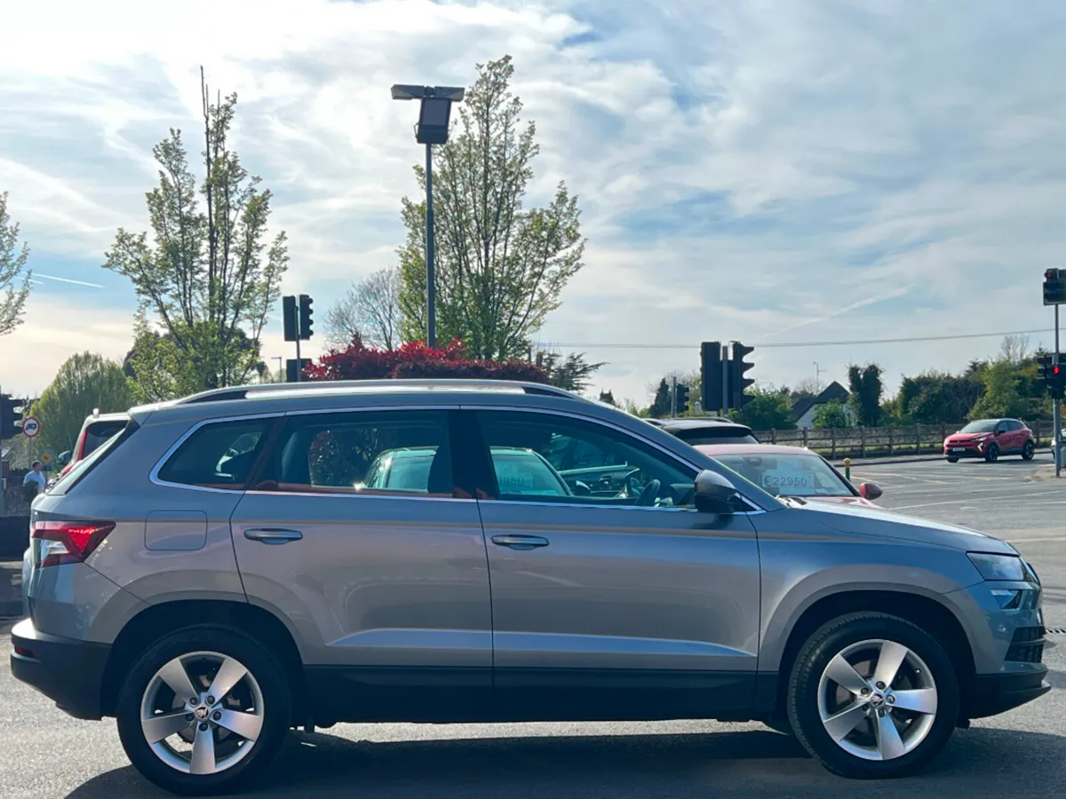 Skoda Karoq AMBITION 2.0TDI DSG *1 OWNER* - Image 4