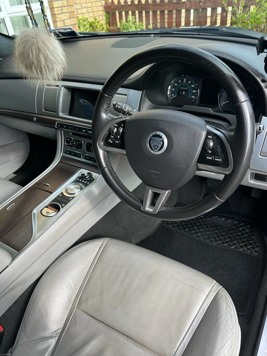 Jaguar XF - Image 2