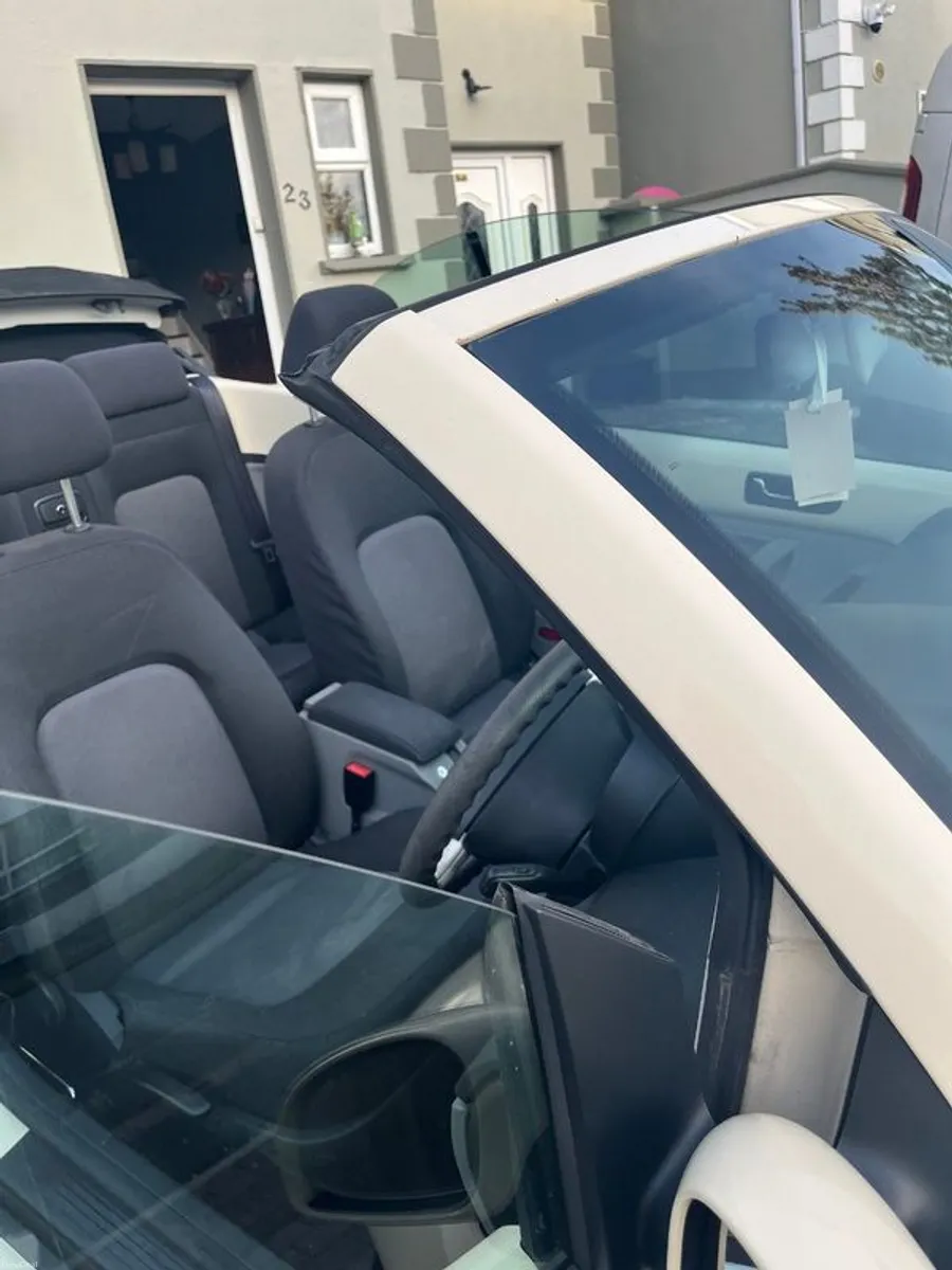 Convertible 2004 Volkswagen Beetle - Image 3