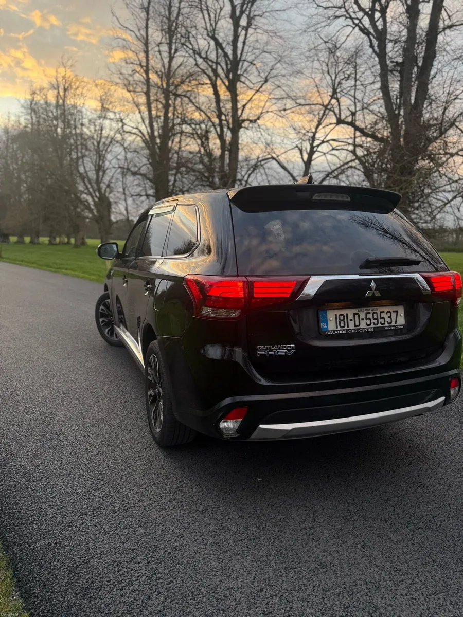 Mitsubishi Outlander 2018 Automatic PHEV - Image 4