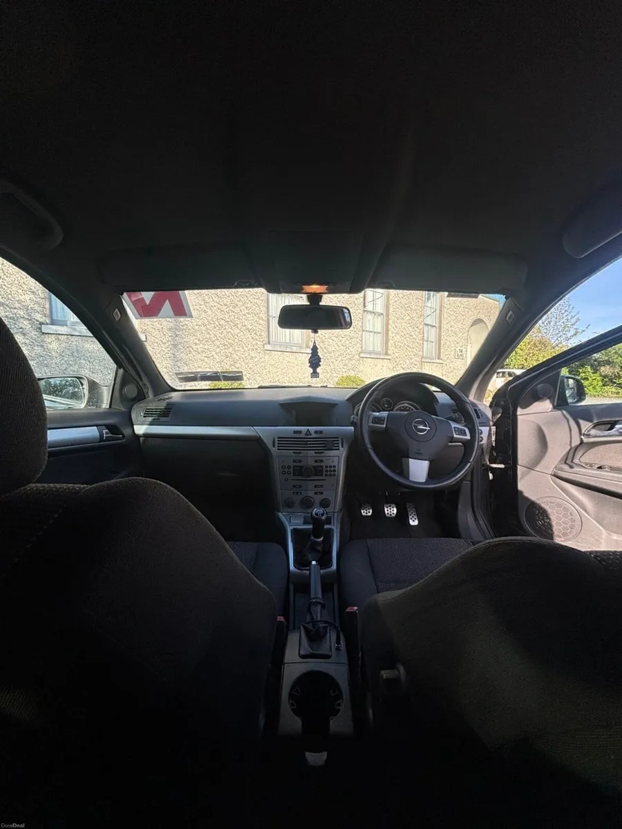 Opel Astra 2010 - Image 2