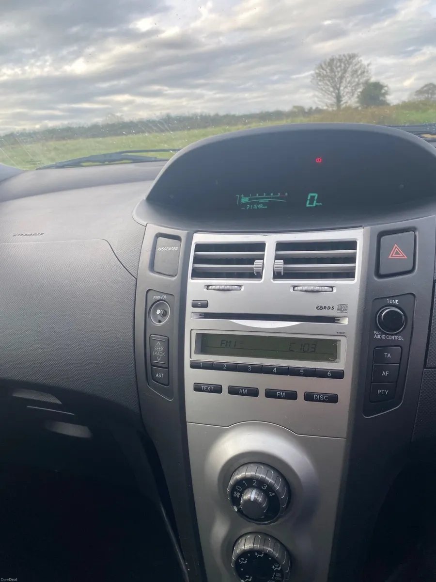 Toyota Yaris 2006 - Image 2