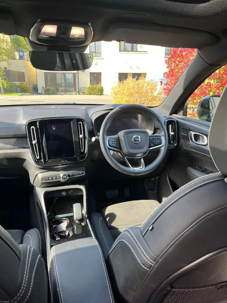 Volvo XC40 2023 - Image 2