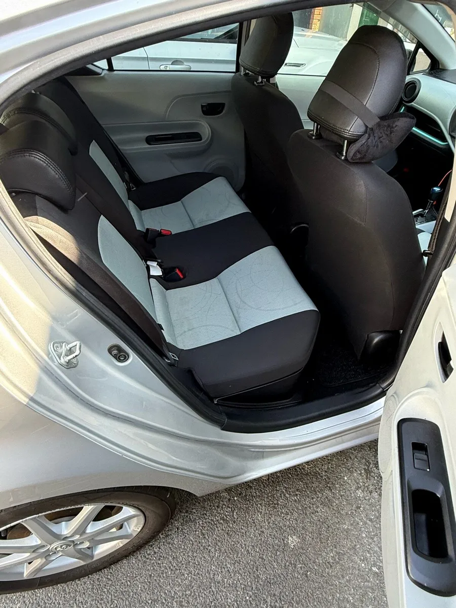 Toyota Aqua hybrid - Image 4