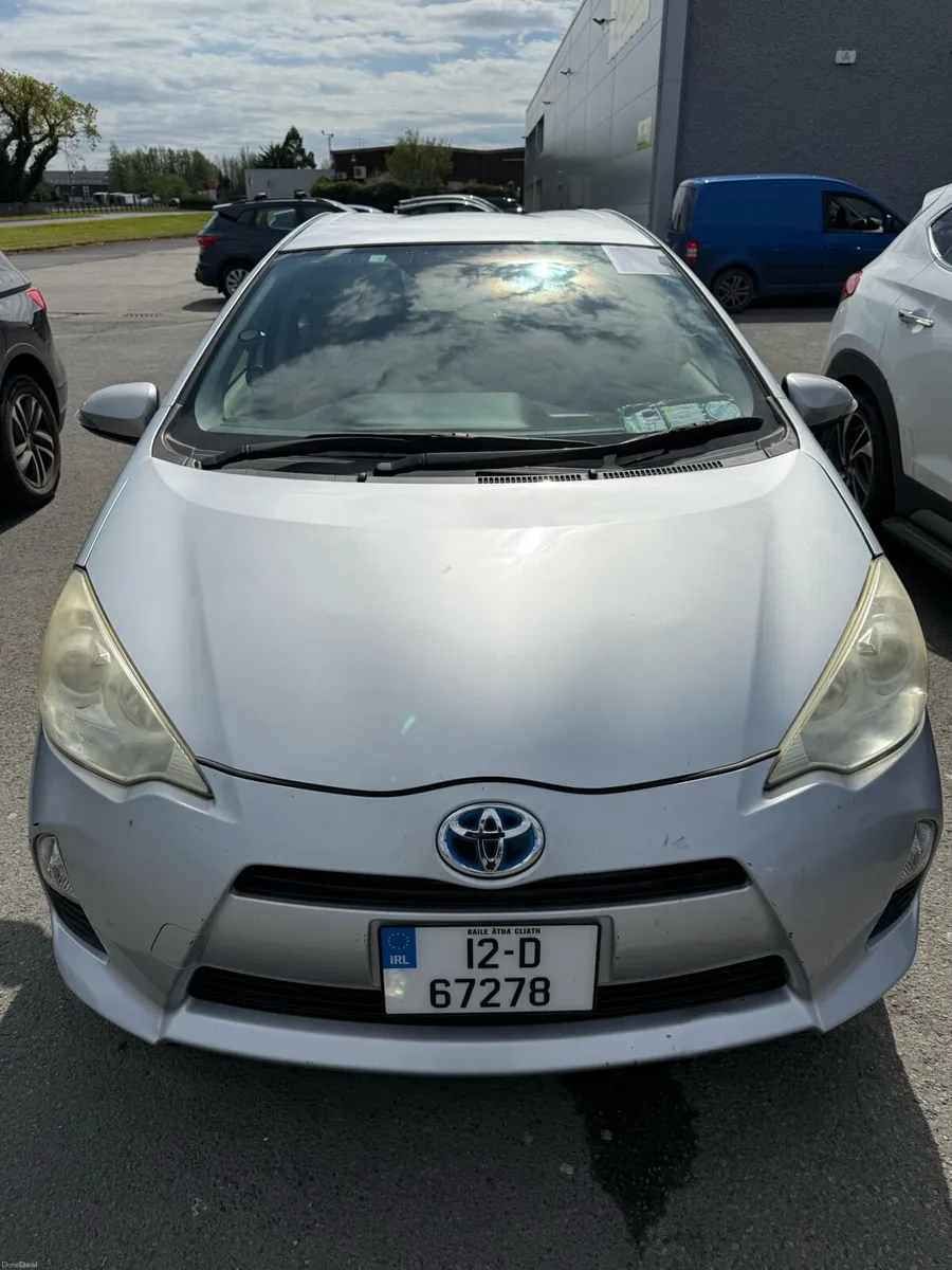 Toyota Aqua hybrid - Image 2