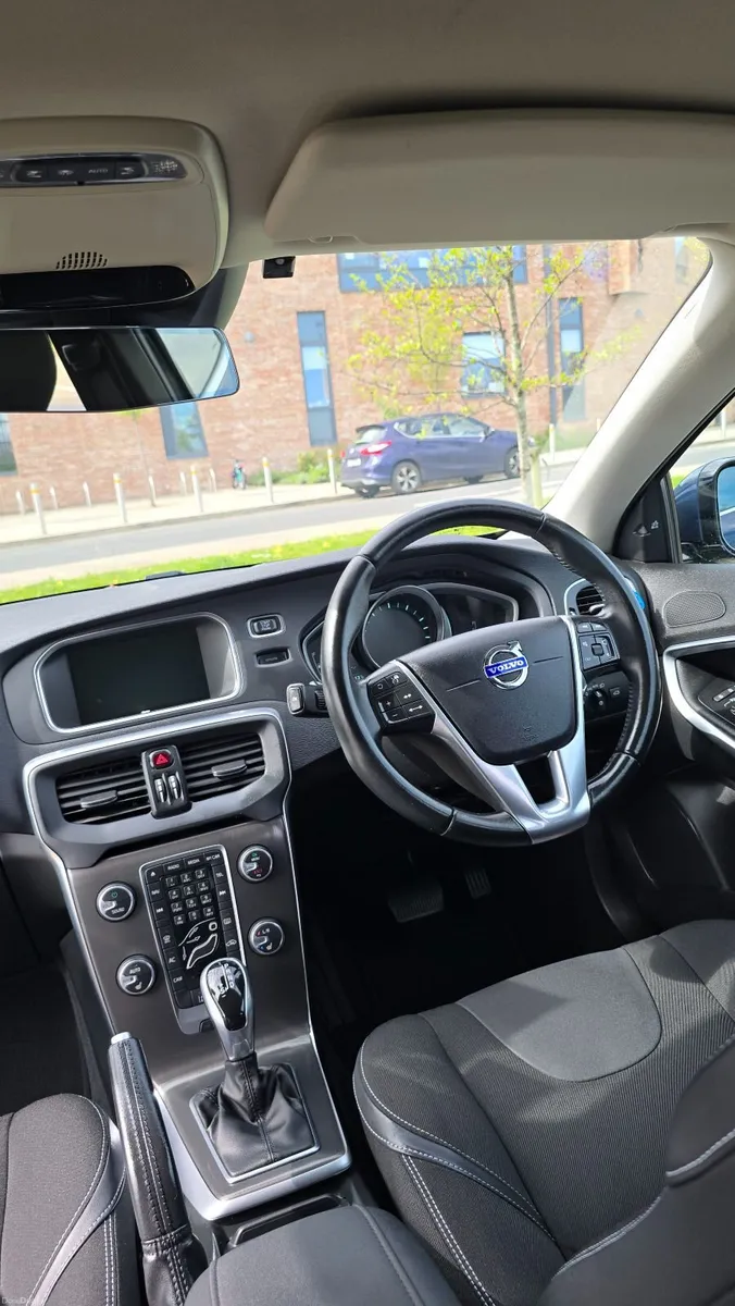 Volvo V40 Great condition, Fresh NCT and service - Image 4