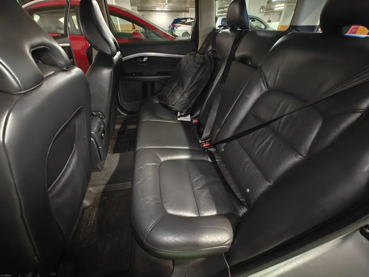 Volvo V70 2010 - Image 2