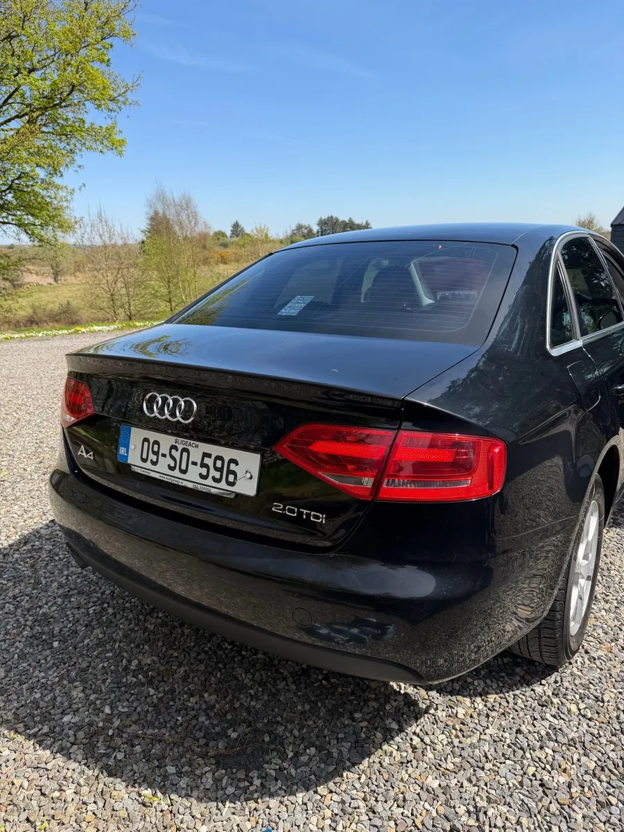 2009 AUDI A4 - Image 2
