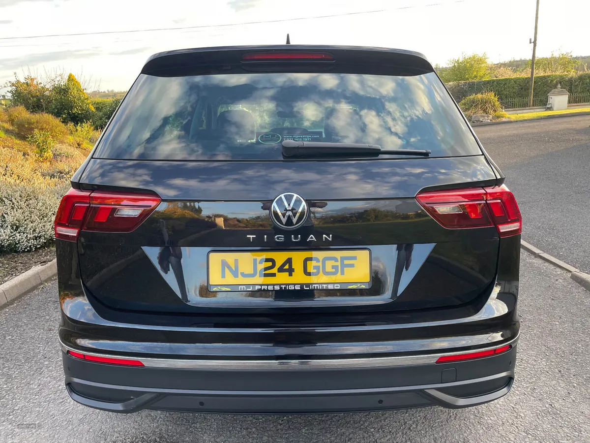 Volkswagen Tiguan DIESEL ESTATE - Image 4