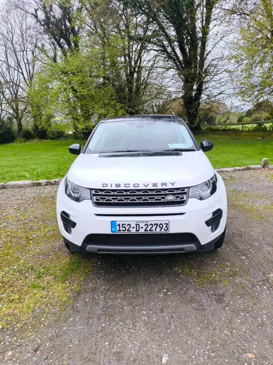 🚗 Stunning White Land Rover Discovery Sport - Image 4