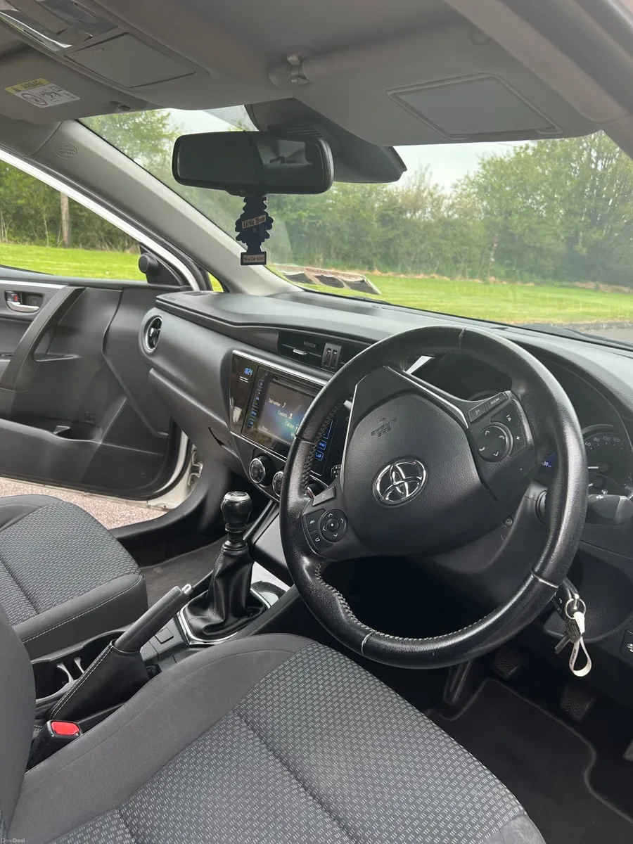 Toyota Corolla 2017 - Image 2