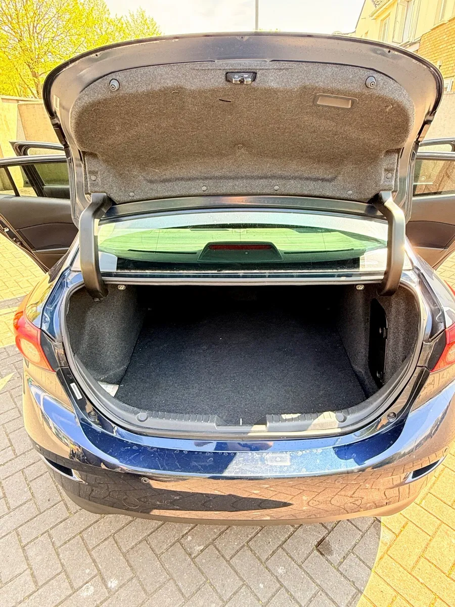 Mazda 3 1.5 D 105PS EXECUTIVE SE - Image 3