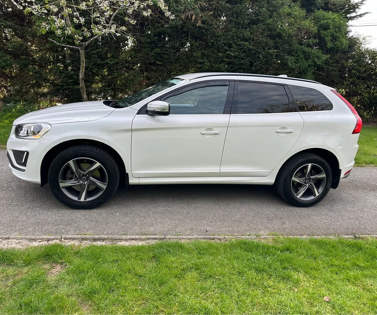 Volvo XC60 2.0 R-Design - Image 3