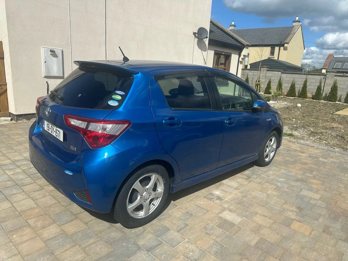 Toyota Vitz 2019 Hybrid Luxury Specs heated seat - Image 3