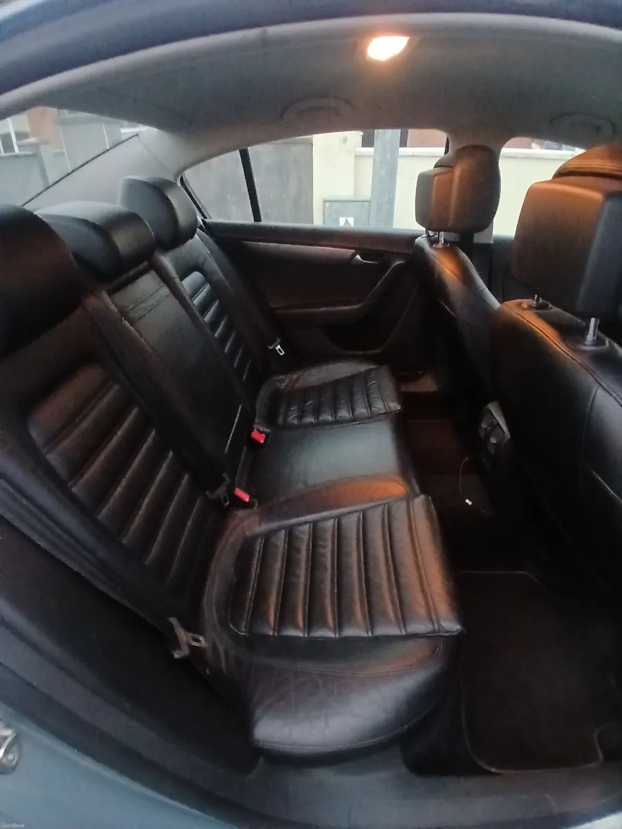 Volkswagen Passat 2011 - Image 3