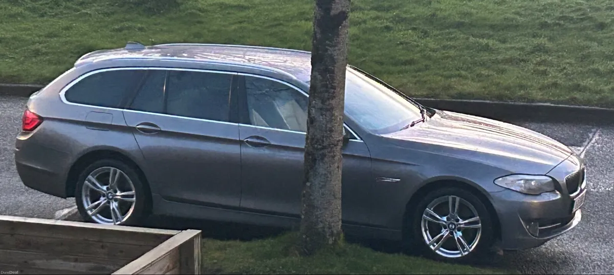 BMW 5-Series 2011 - Image 2