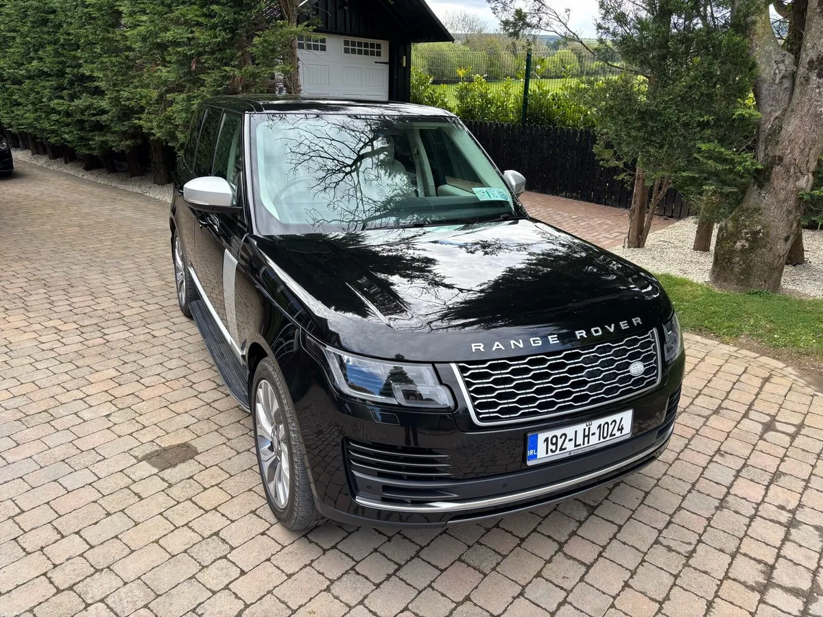 Range Rover Vogue P400 Only 76km NCt10/27 tax €170 - Image 3