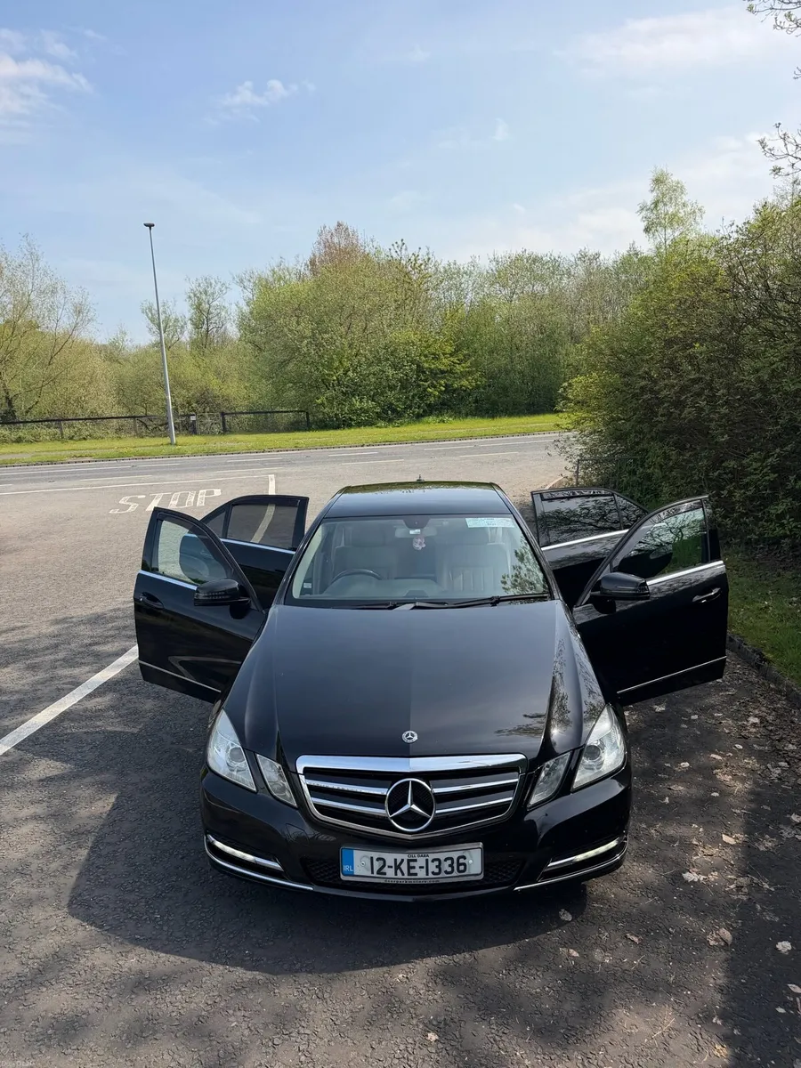 Executive Mercedes-Benz E-Class - Image 4