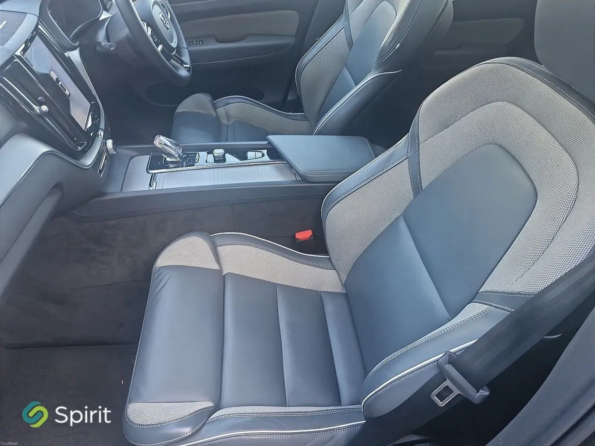 Volvo XC60 T6 Plug In Hybrid, AWD, Plus (Dark Them - Image 4