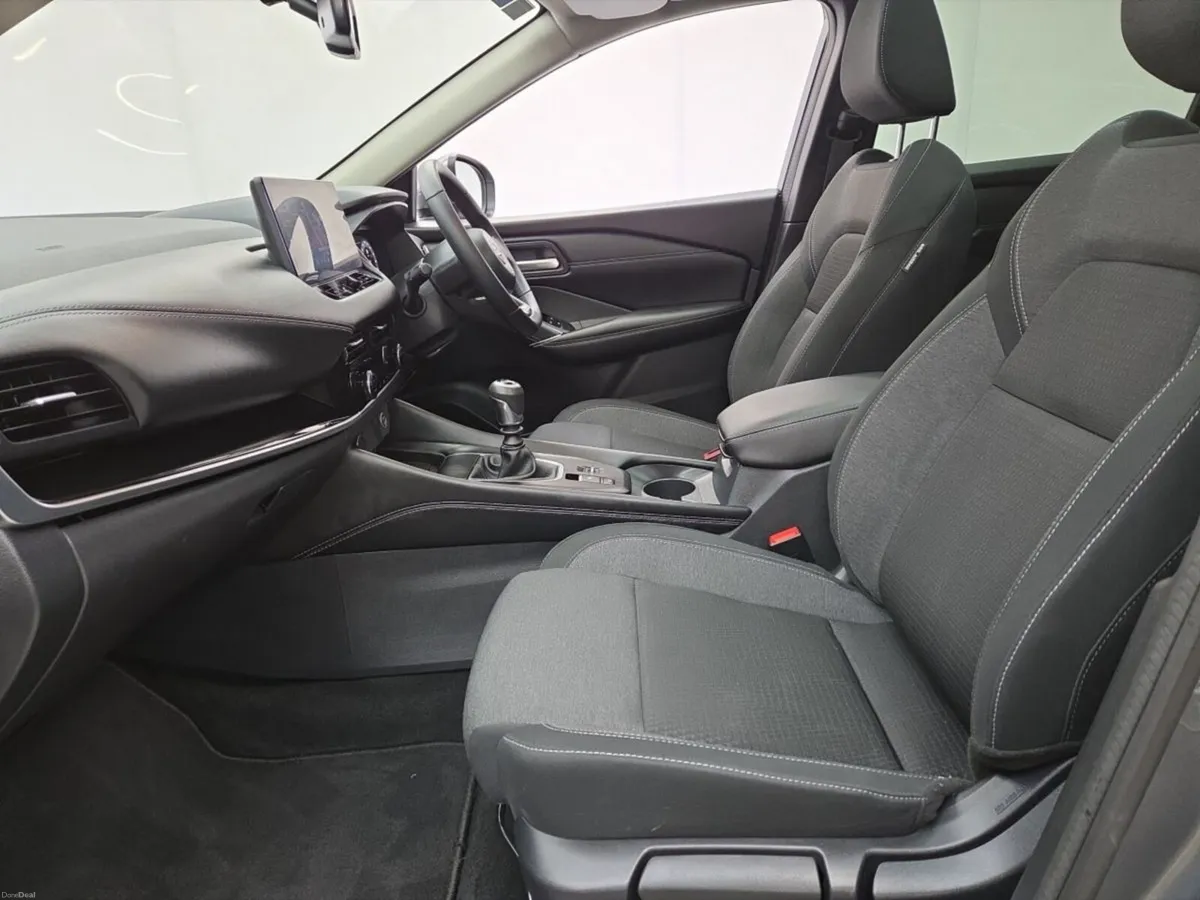 Nissan Qashqai 1.3 PET MILD HYBRID SV PREMIUM *SCR - Image 4