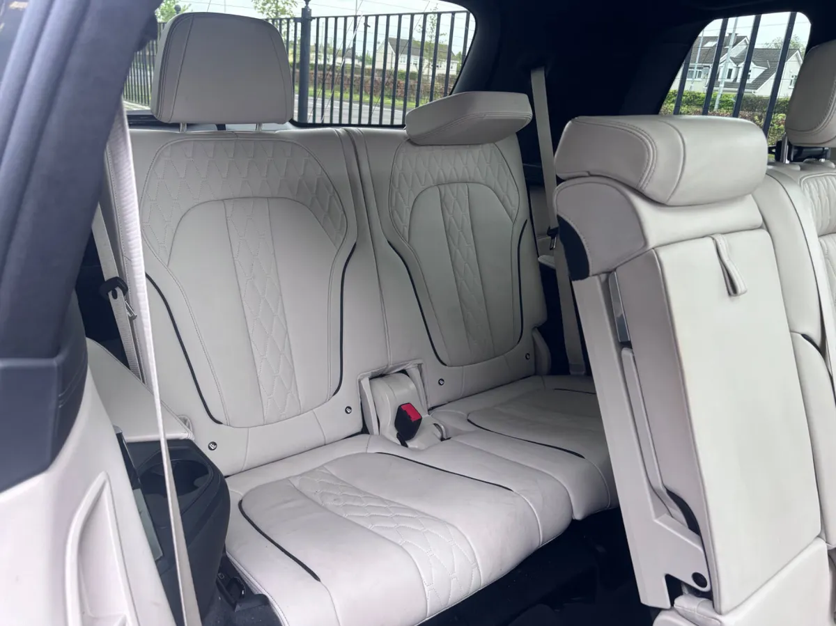 BMW X7 XDRIVE 30D 7 SEATER // SUNROOF // HIGH SPEC - Image 6