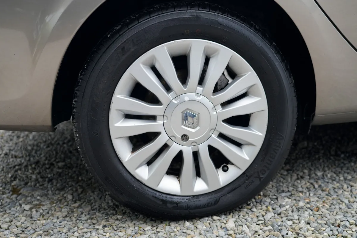 2010 Renault Clio 1.5 Diesel Manual Estate - Image 4