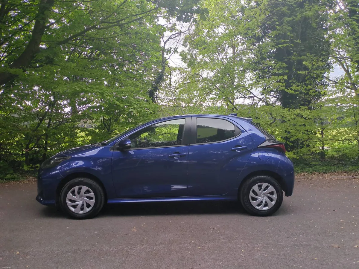 2021 Toyota Yaris X 4wd * lows kms* long NCT - Image 4