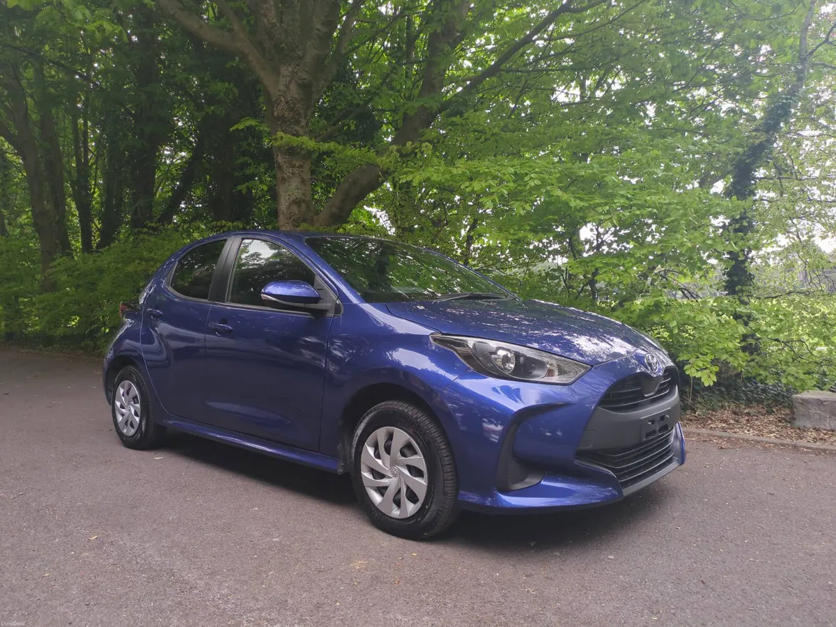 2021 Toyota Yaris X 4wd * lows kms* long NCT - Image 1