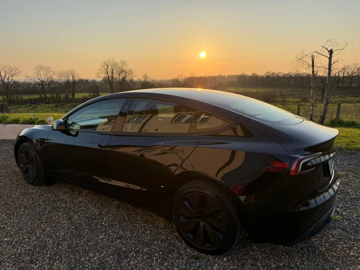 Tesla Model 3 2024 242 Highland RWD Premium - Image 3