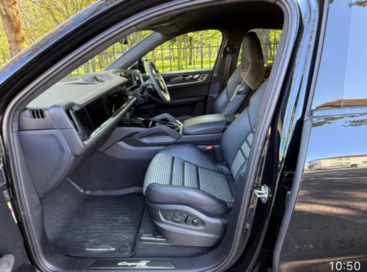 2024 PORSCHE CAYENNE COUPE V6 HYBRID - Image 2