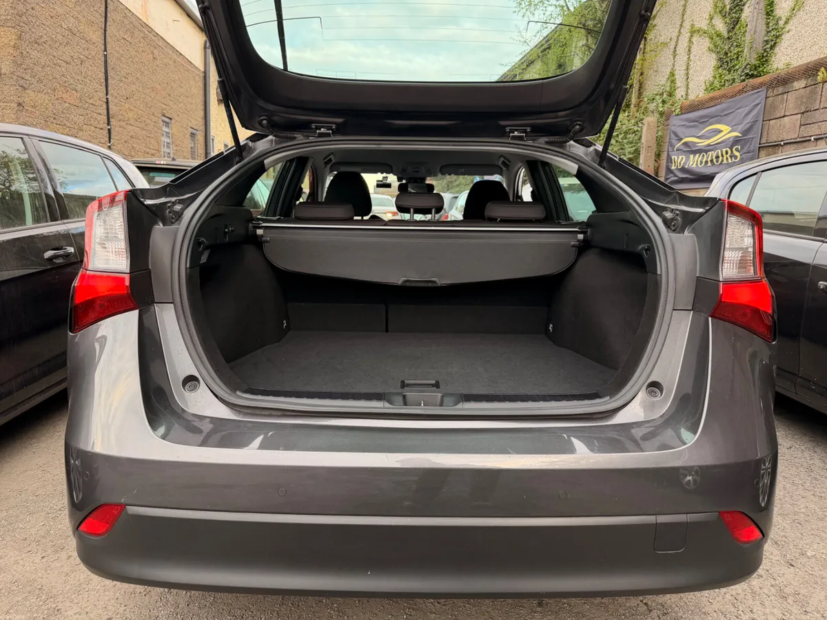 Toyota  Prius  2022 AUTOMATIC  hybrid - Image 3