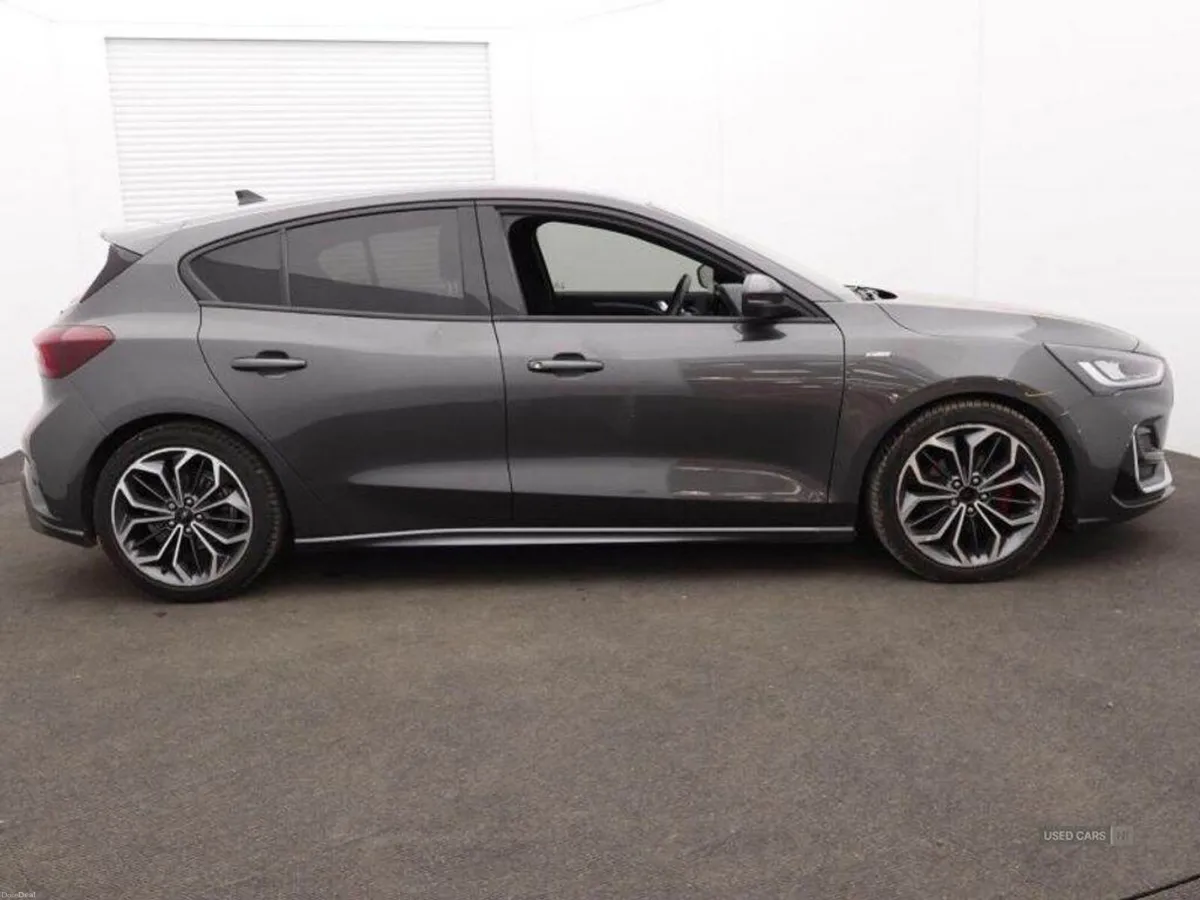 Ford Focus DIESEL HATCHBACK - Image 2