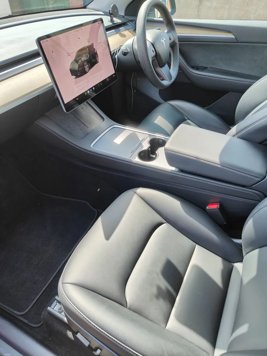 Tesla Model Y 2023 - Image 4