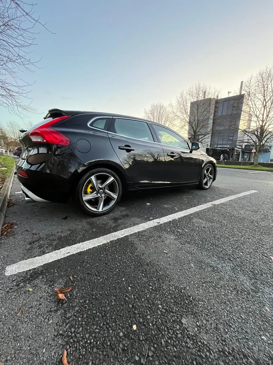Volvo V40 D4 R-Design - 190bhp - 8 Speed Auto - Image 4