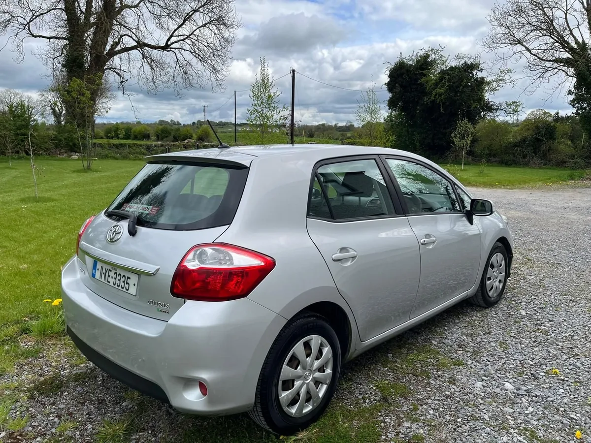 Toyota Auris 2011 - Image 2