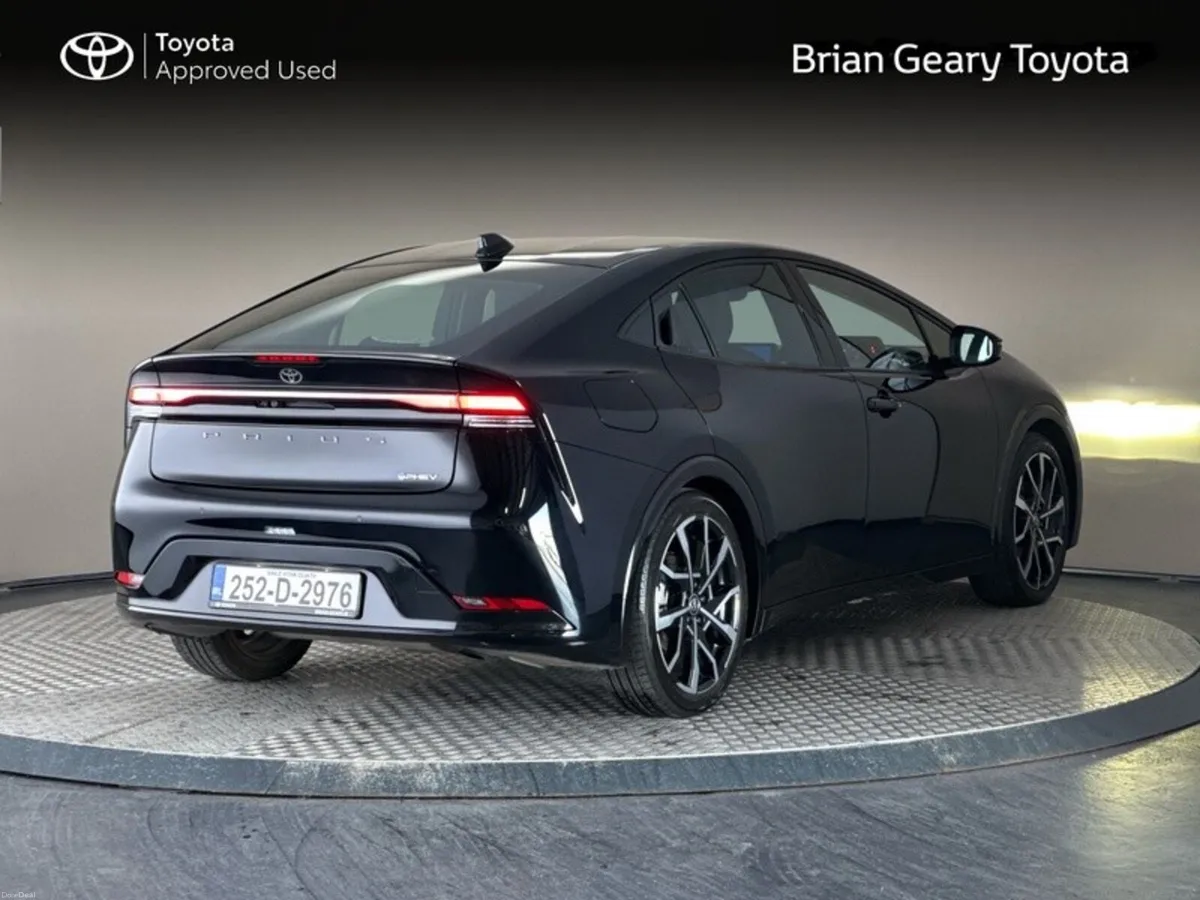 Toyota Prius PLUG-IN HYBRID - Image 2