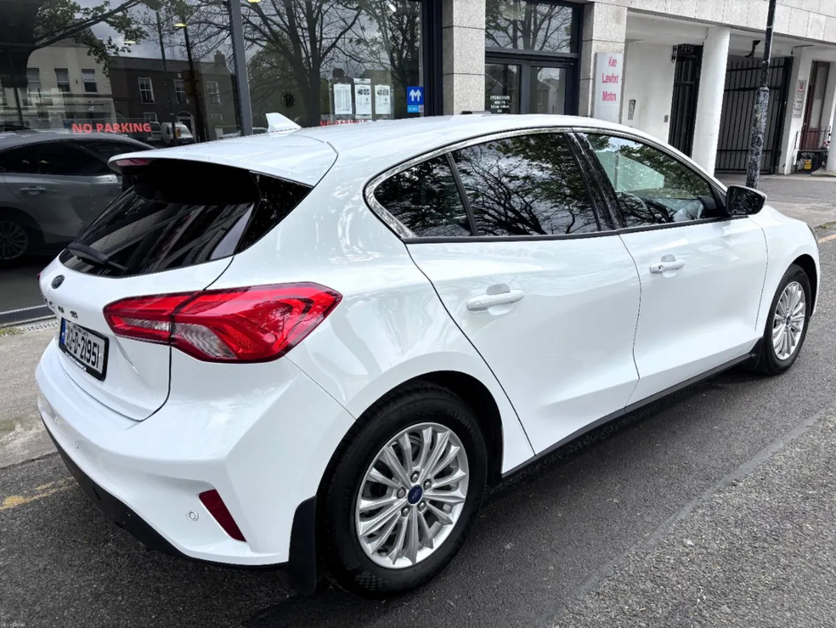 Ford Focus TITANIUM 1.0 125PS AUTO 5DR - Image 2